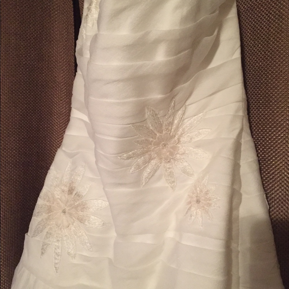 Wedding dress - Picture 4 of 8